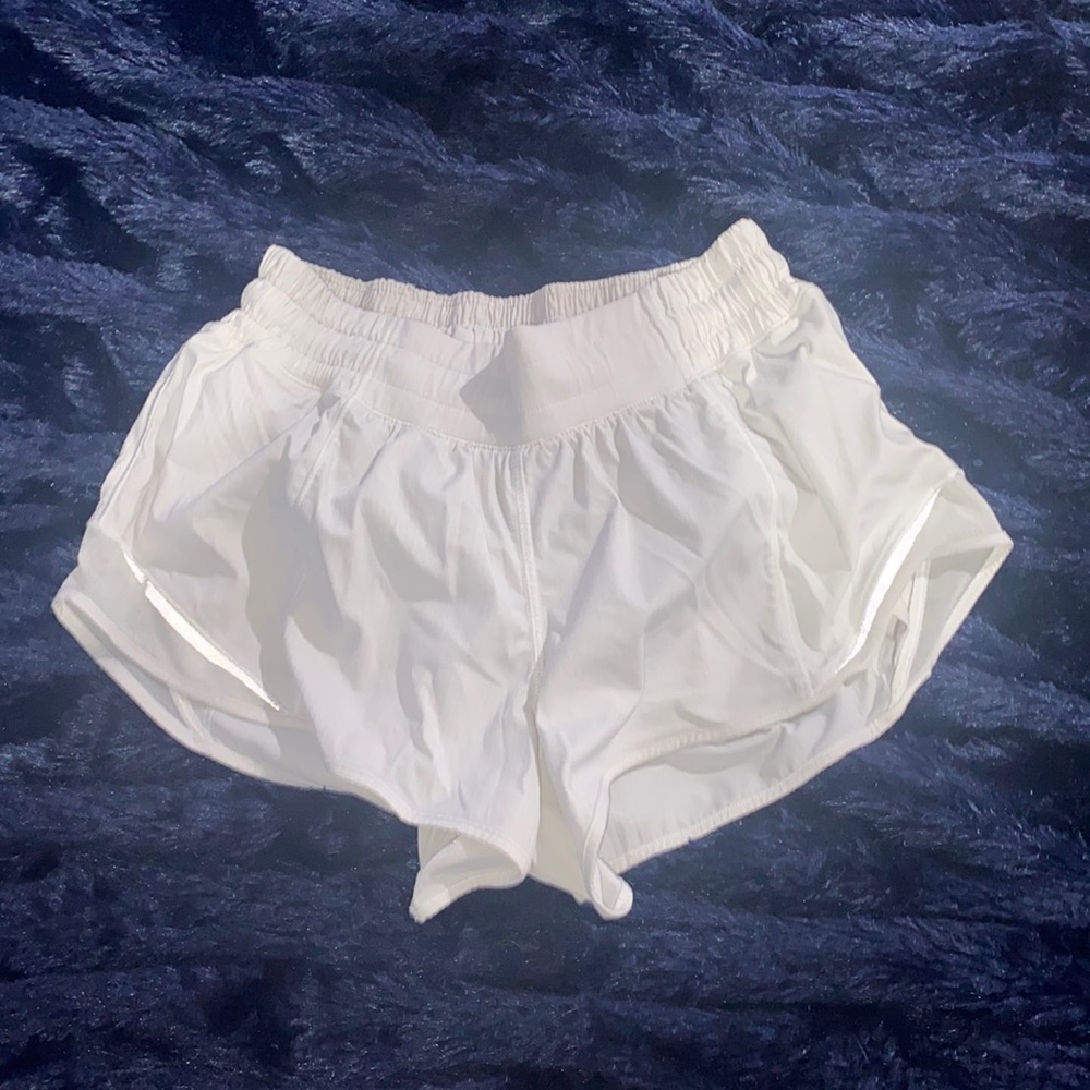 Lulu lemon hotty hot 2.5” white shorts